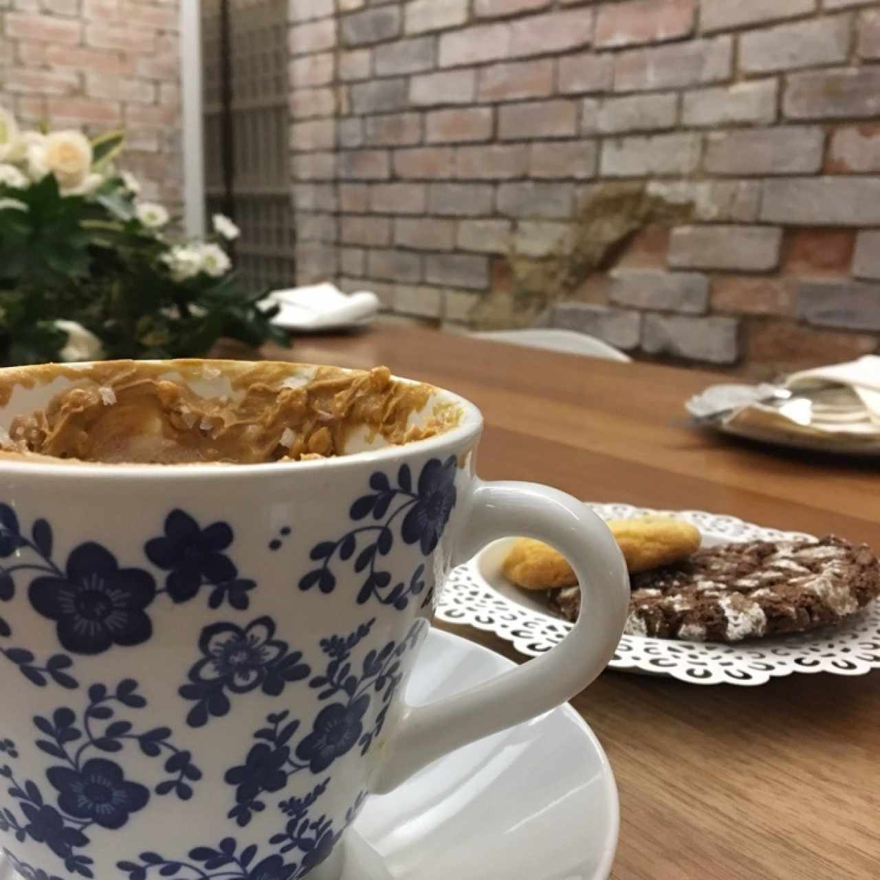 Chocolate de Mantequilla de Maní y Sal con galletas de arándanos y limon y chocolate amargo y sal.