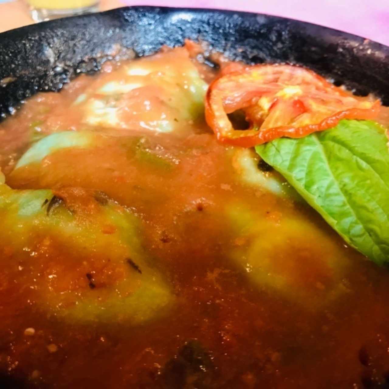 Ravioli de espinaca rellenos de queso crema