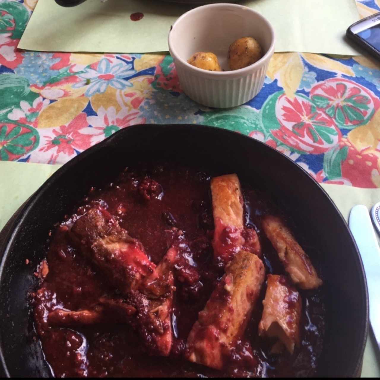 Salmon a la plancha en salsa de mora - Algunas papas criollas