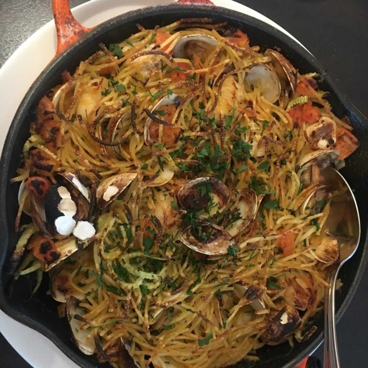 Fideos con almejas y pescado