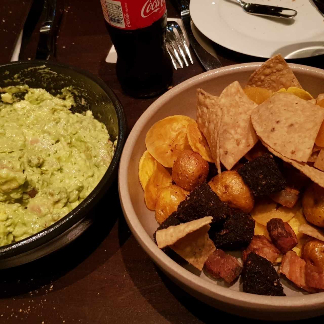 Guacamole y su acompañamiento, con chorizo y morcilla crocante