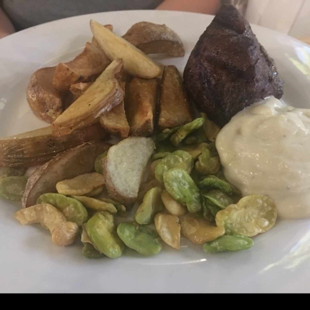 Lomo de Res con queso azul, papa casera y habas