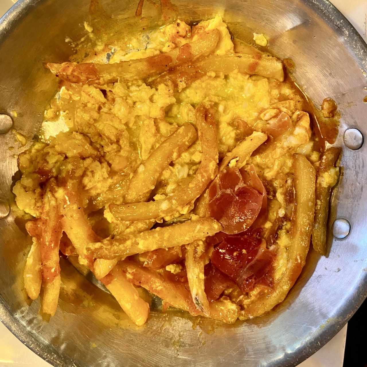 Huevos estrellados con papas fritas y jamón
