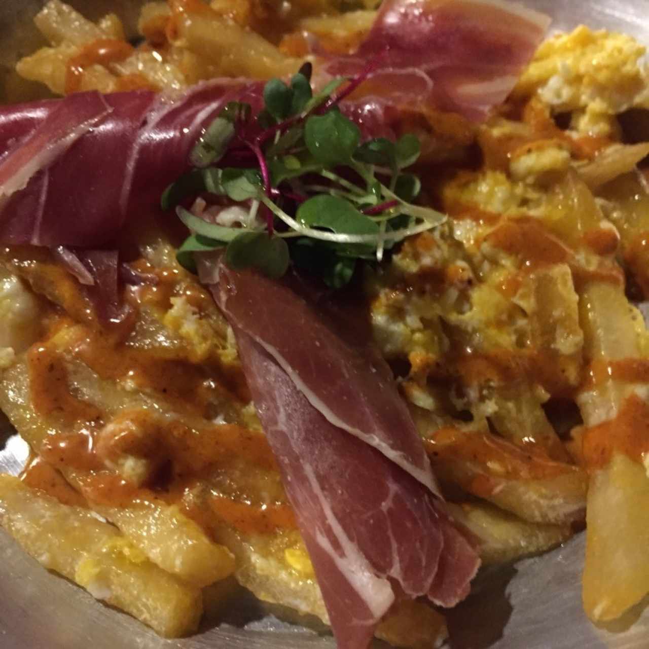Patatas con huevos rotos