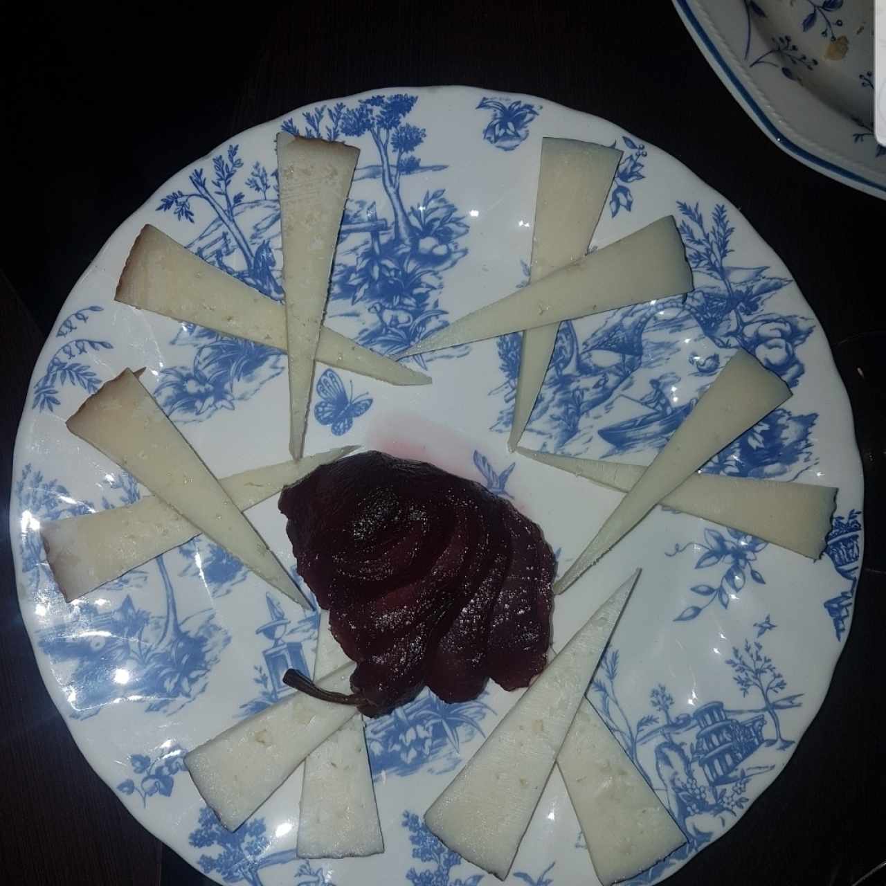 Quesos con pera al vino