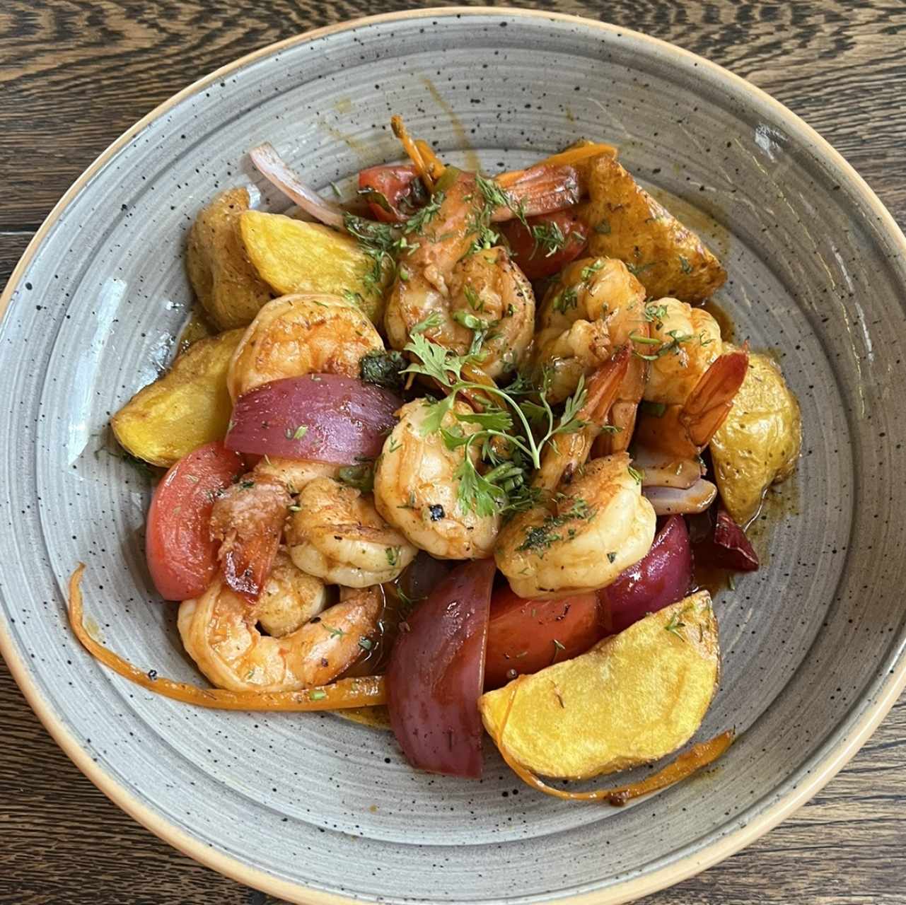 Saltado de langostinos