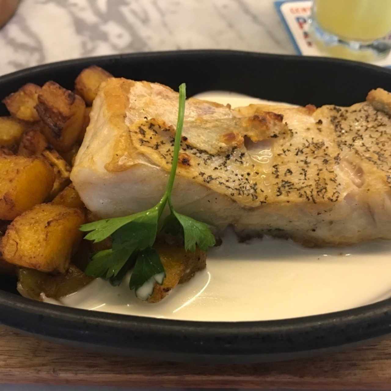 Merluza en leche de coco y limonaria con maduritos