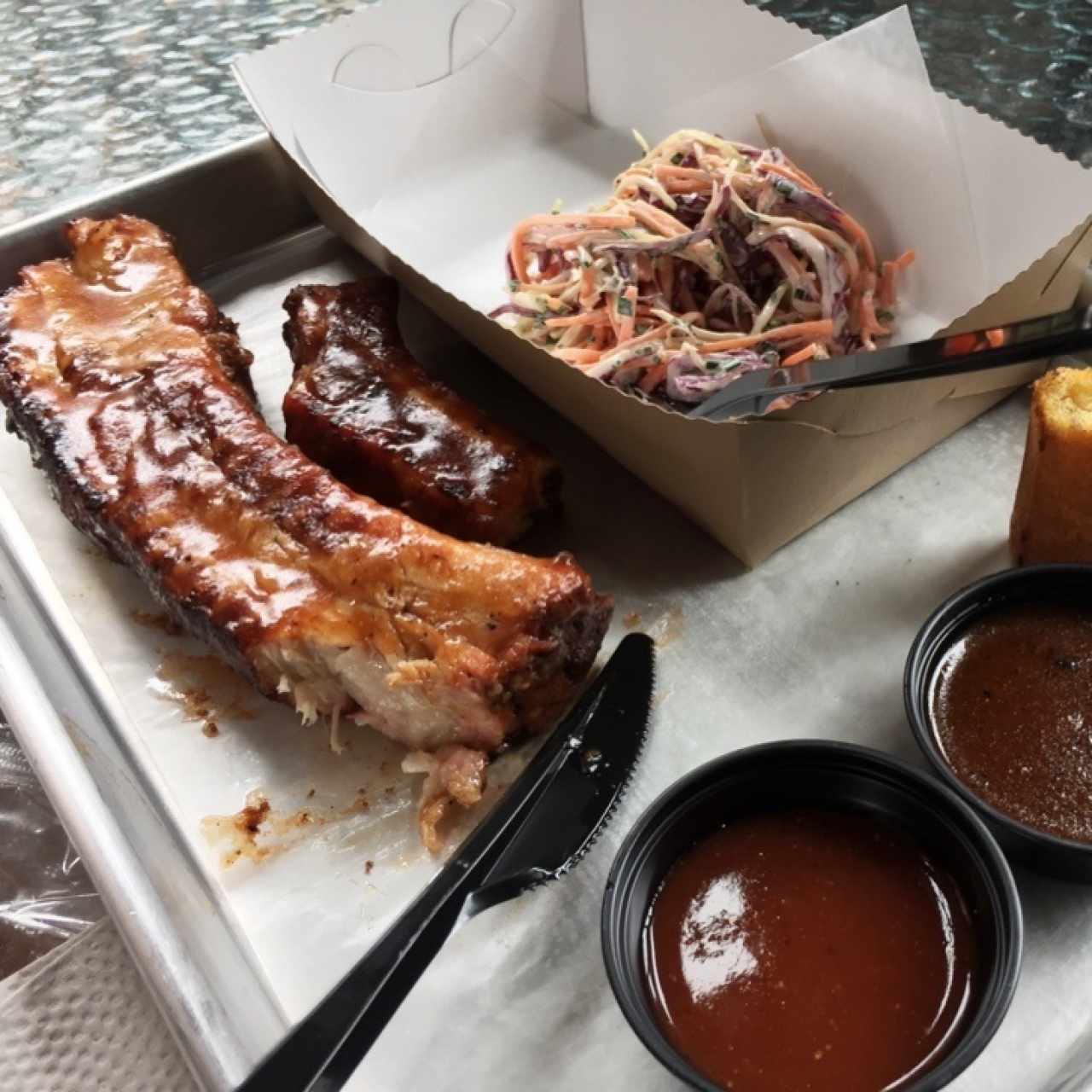 costillitas BBQ, pan de maís y ensalda de col