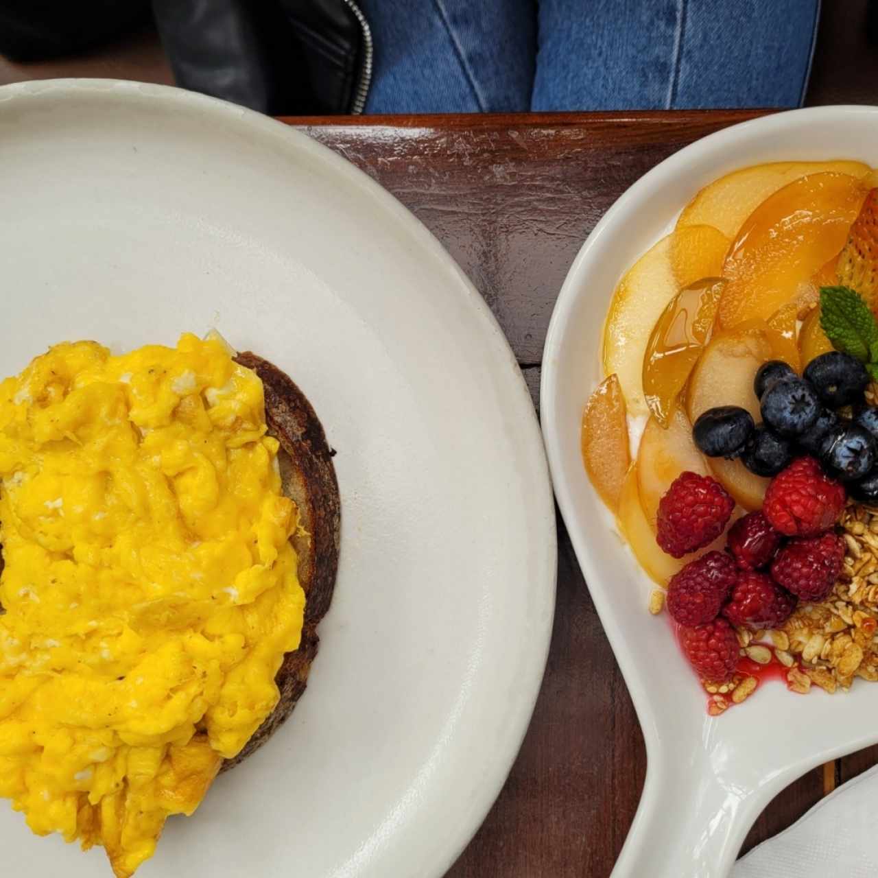 Tostada con huevos y bowl 