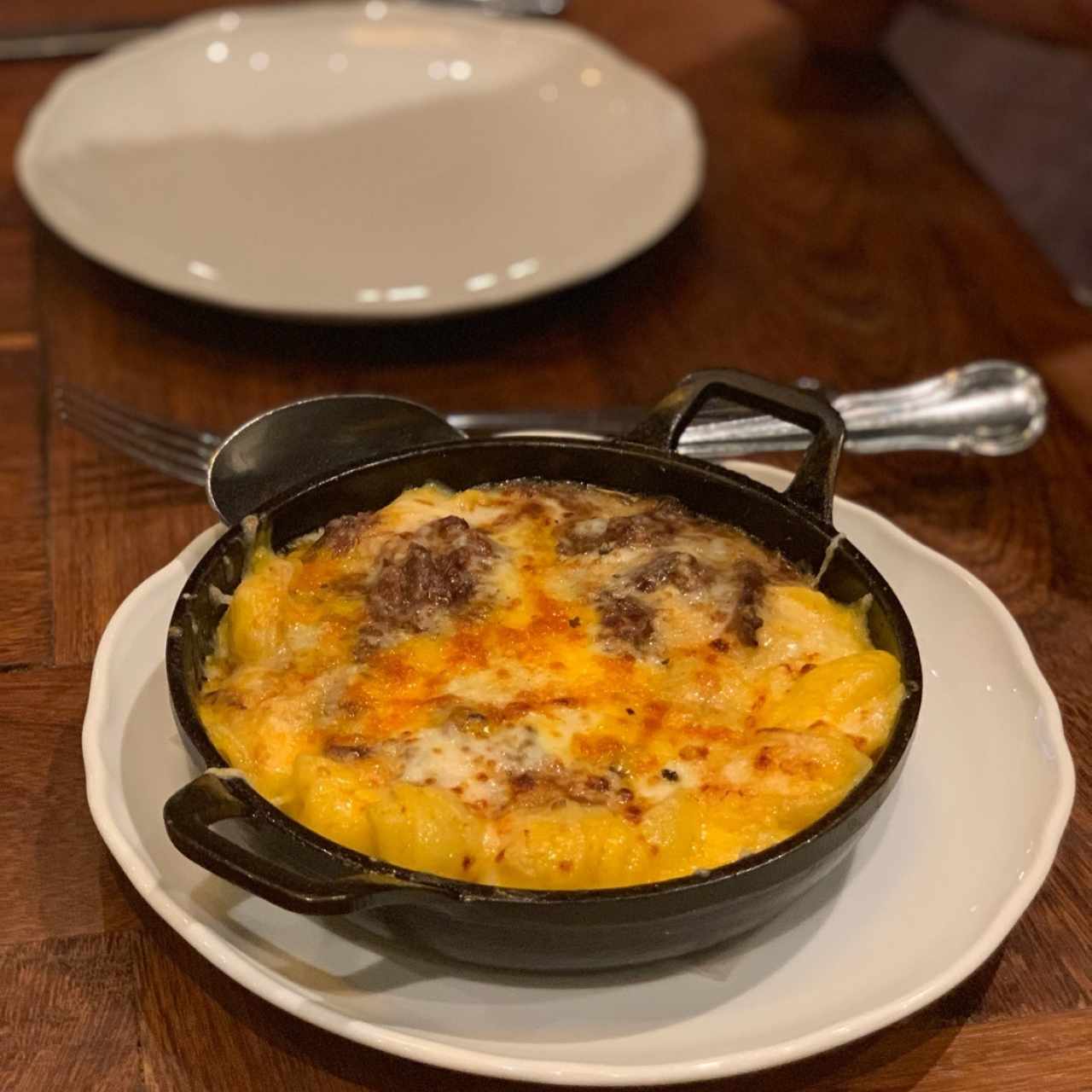mac and cheese con asado de tira 