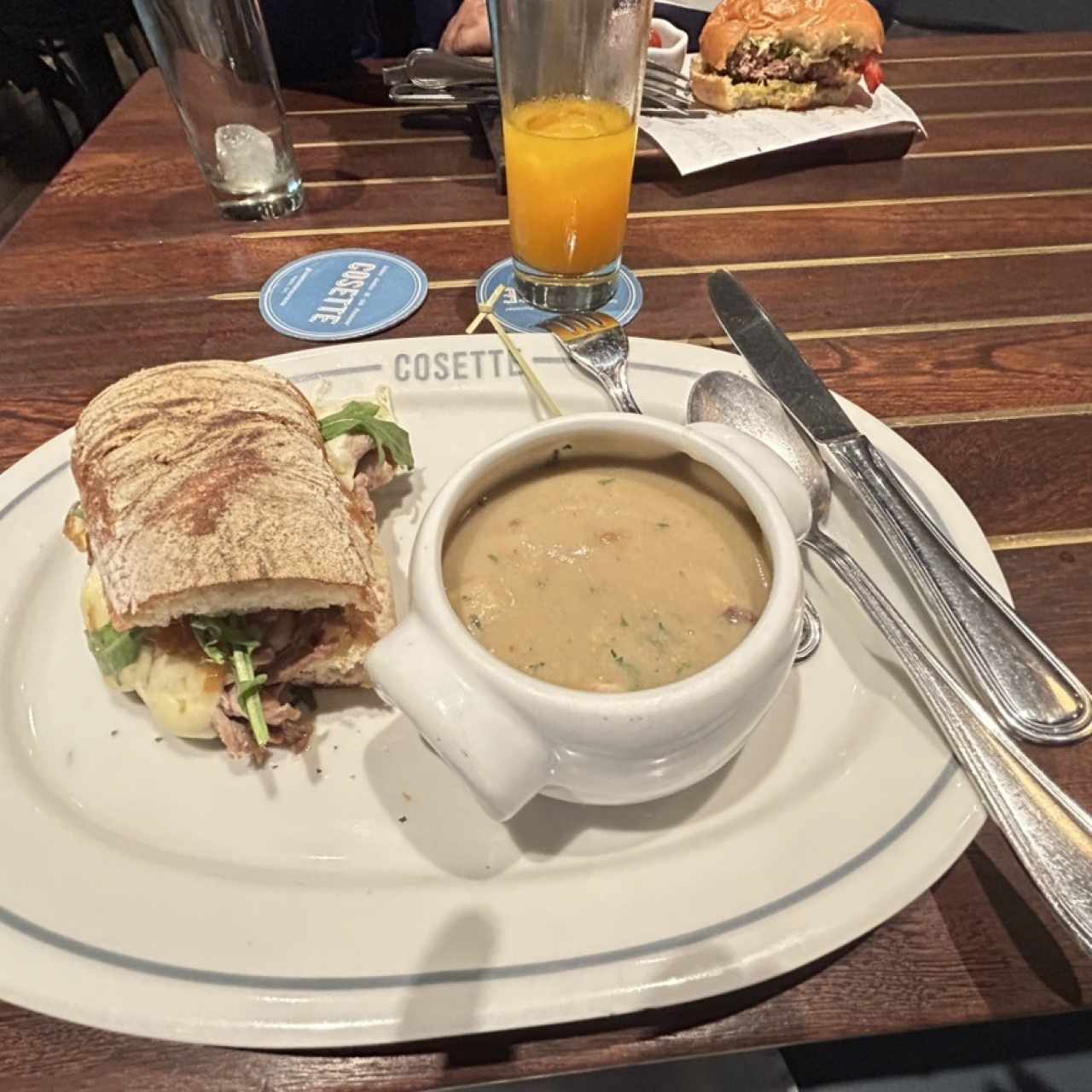 Crema de champiñones y un sándwich de roast beef