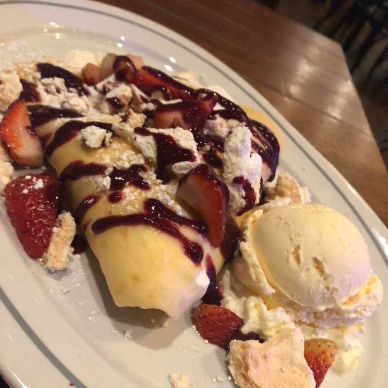 crepe de frutos rojos y merengues
