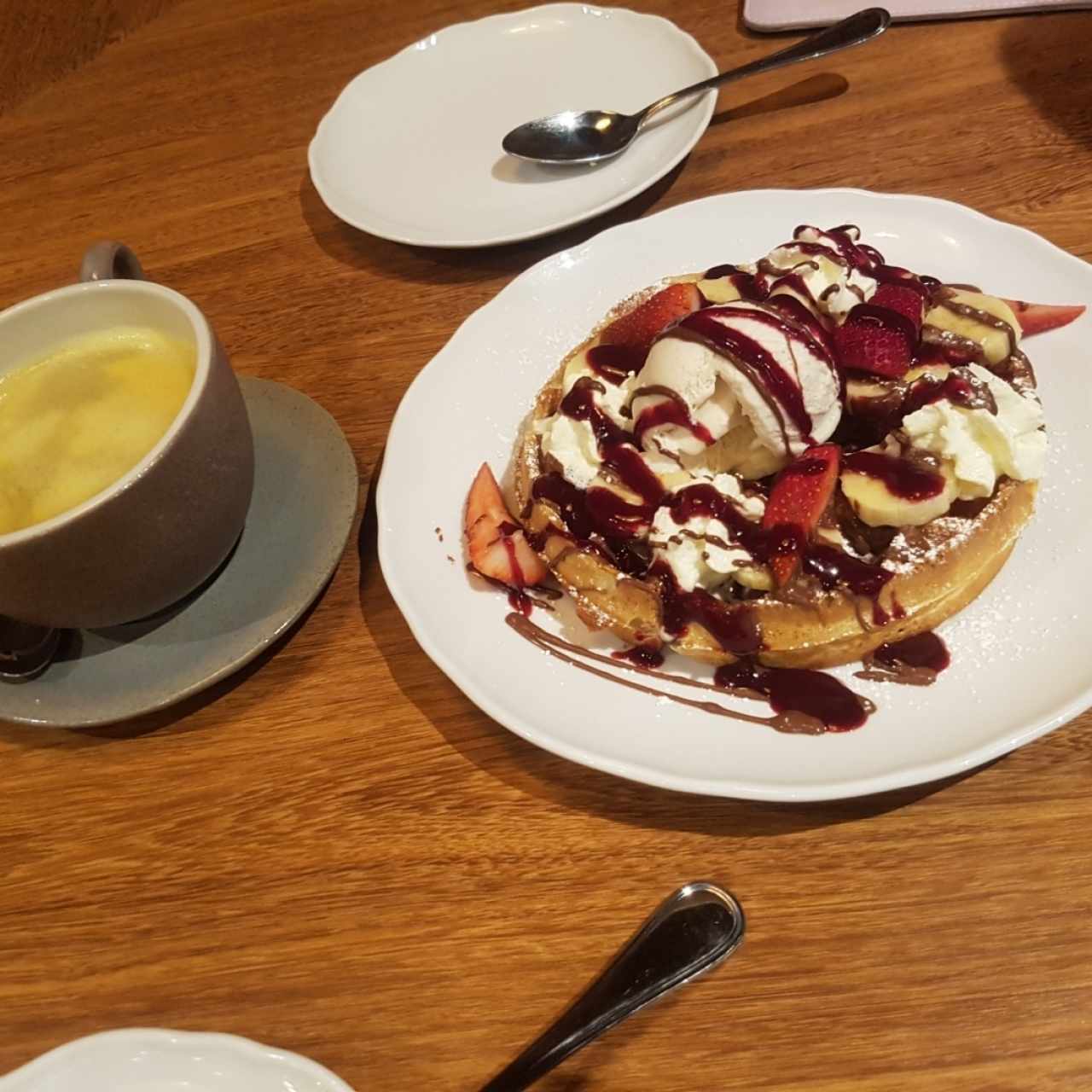 infusión de frutos amarillos y crepe de Nutella, mantequilla de maní y banano