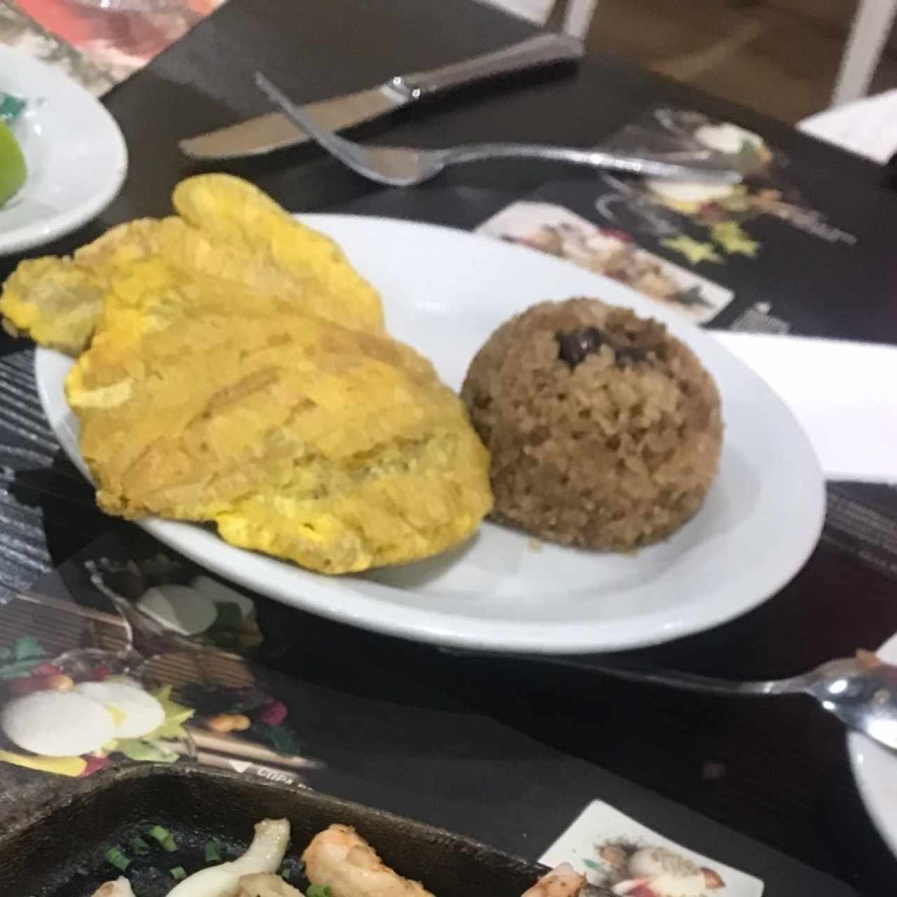 Arroz con coco y patacones