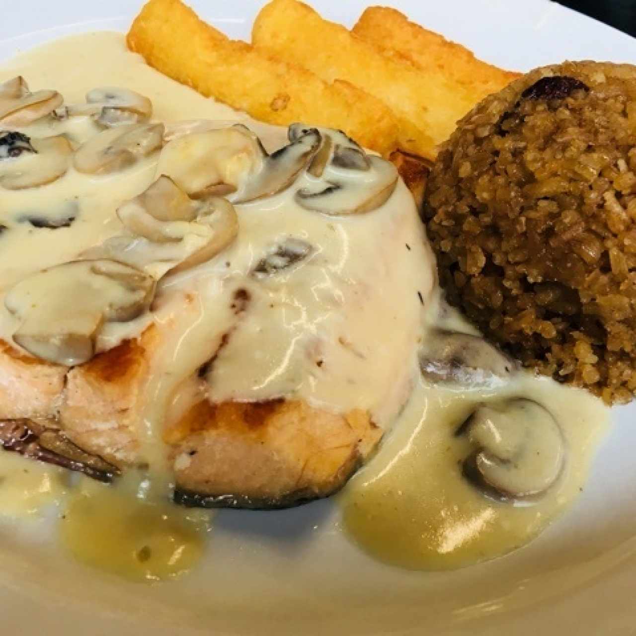 Salmón en salsa de champiñones con arroz con coco y yuca 