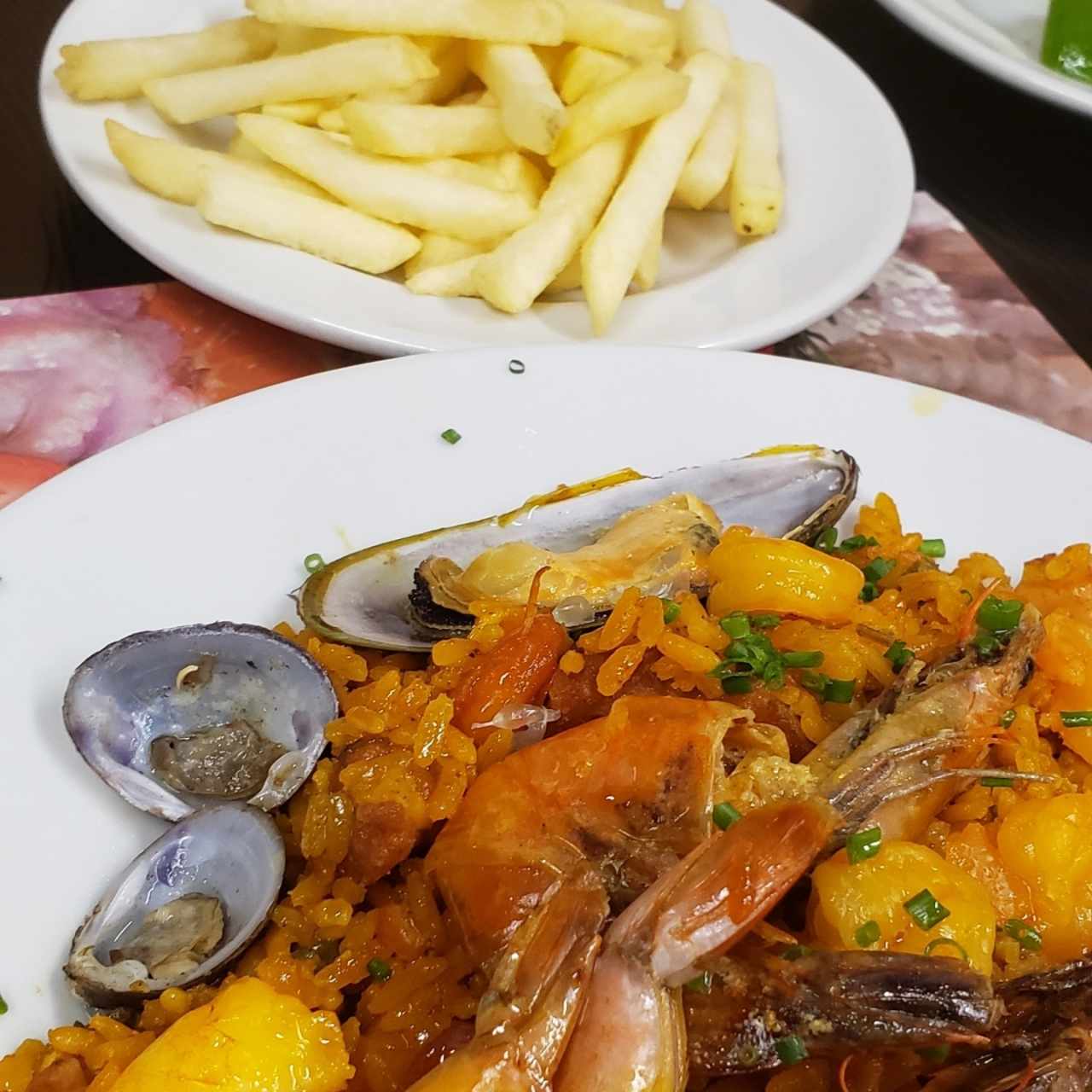 Paella Gourmet (Valenciana más 2 gambas)