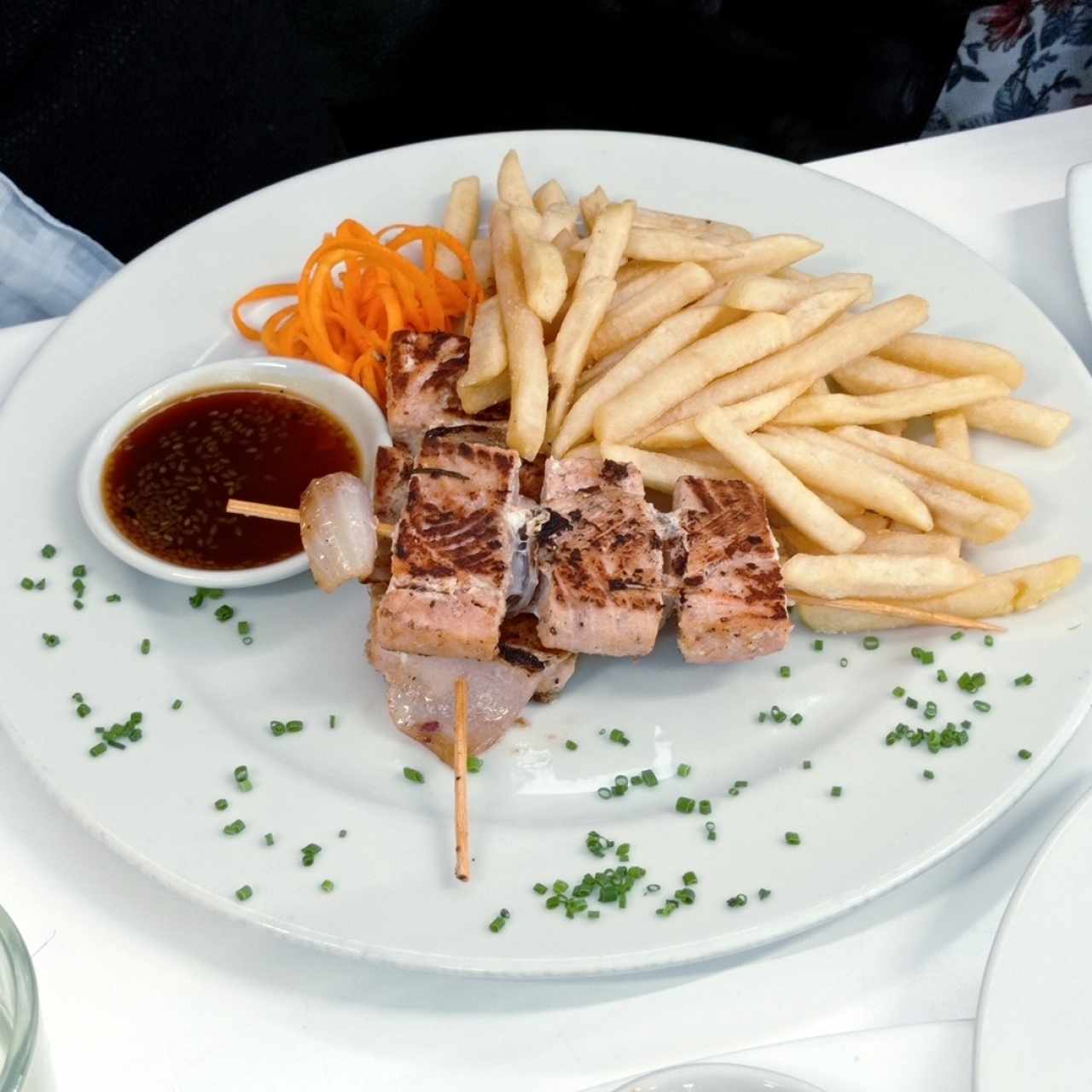 Menú infantil brochetas de salmón