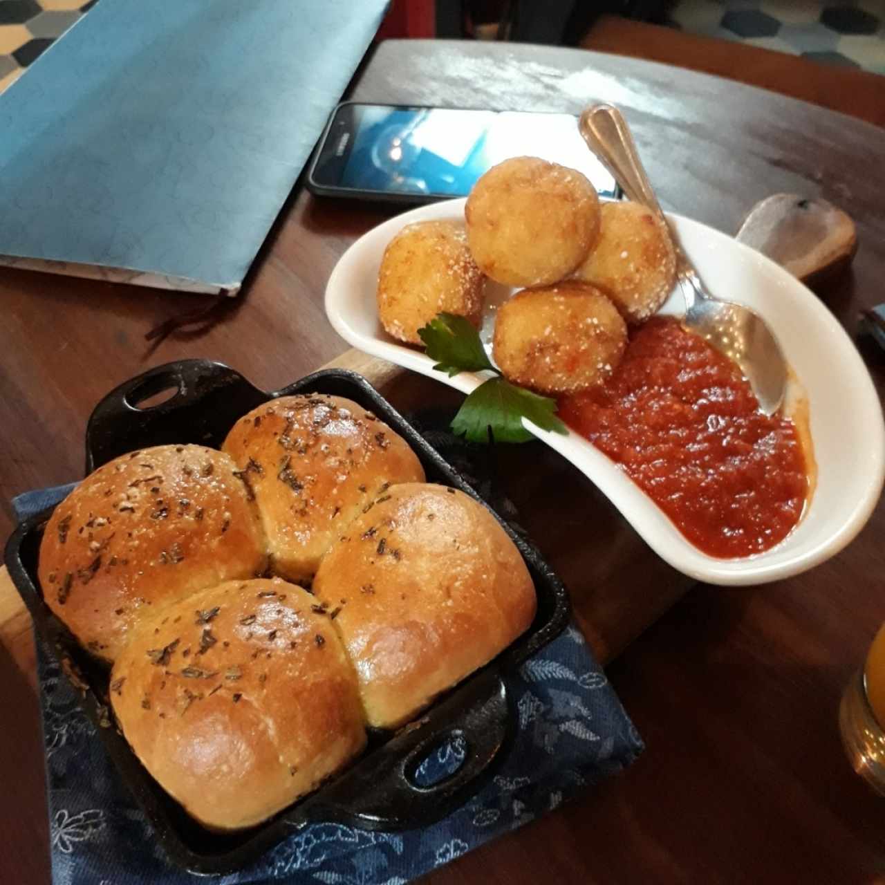arancini y pan de cortesía