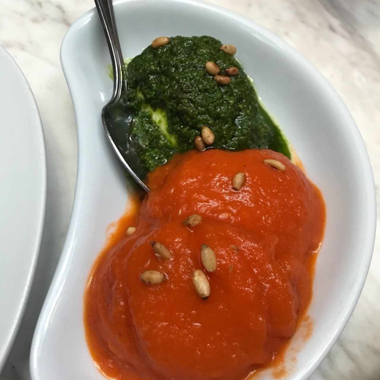 Mozzarella con pesto y tomates 
