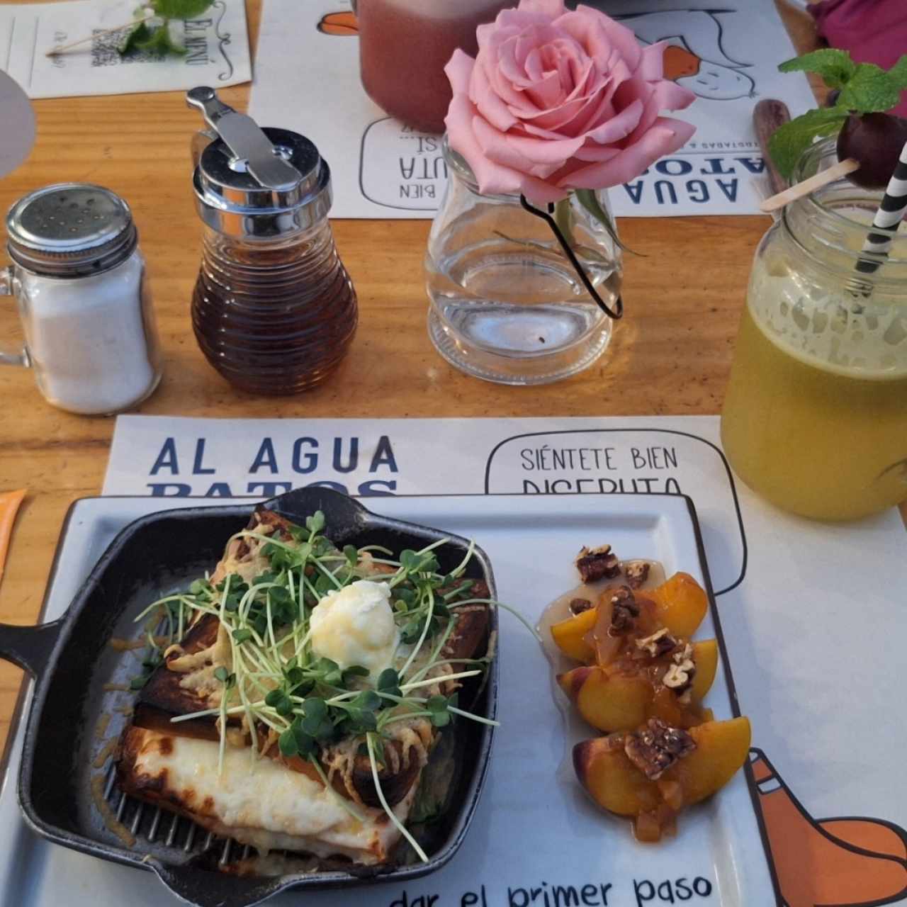 monsieur cuak cuak y bebida de maracuya 