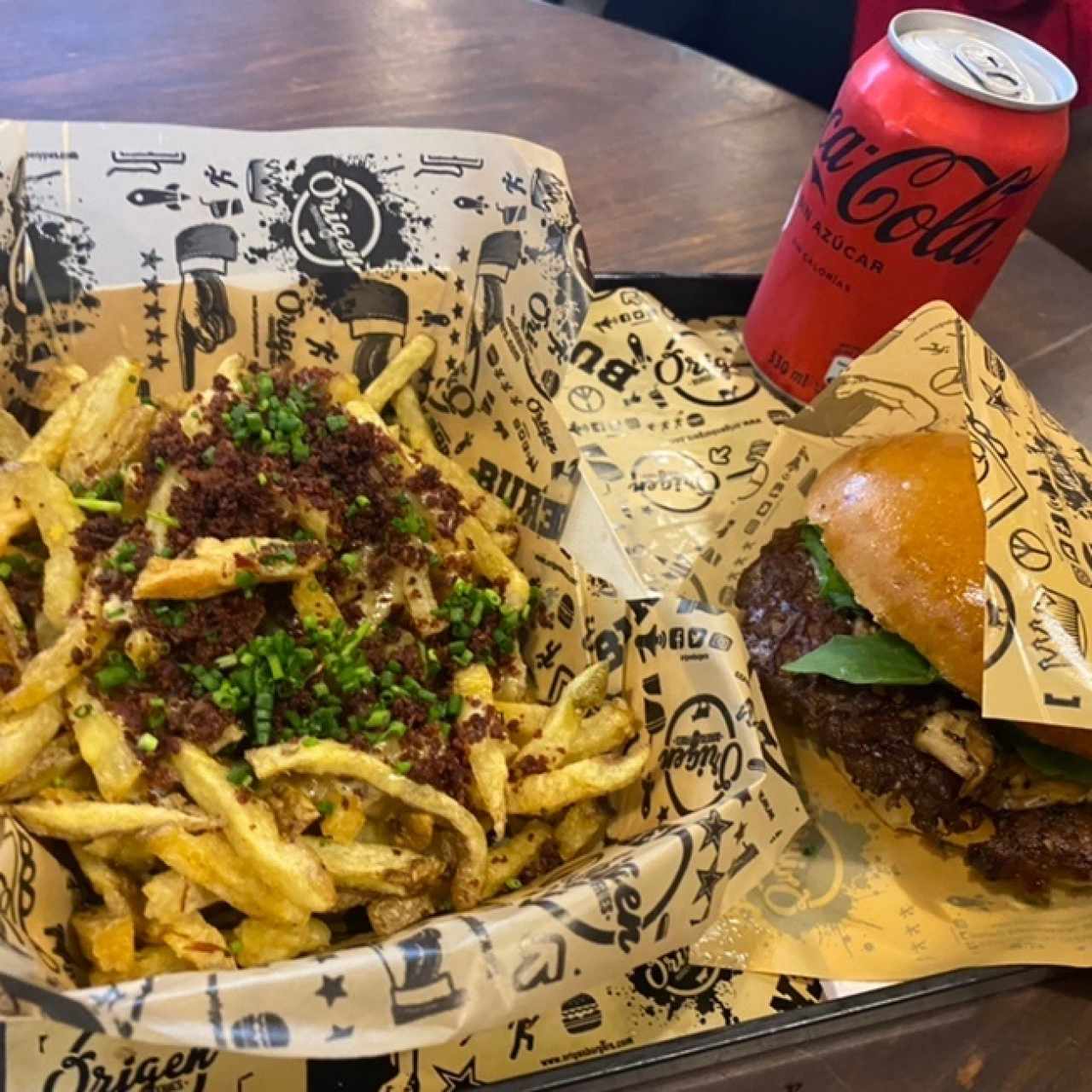 Hamburguesa de queso azul y papas origen 