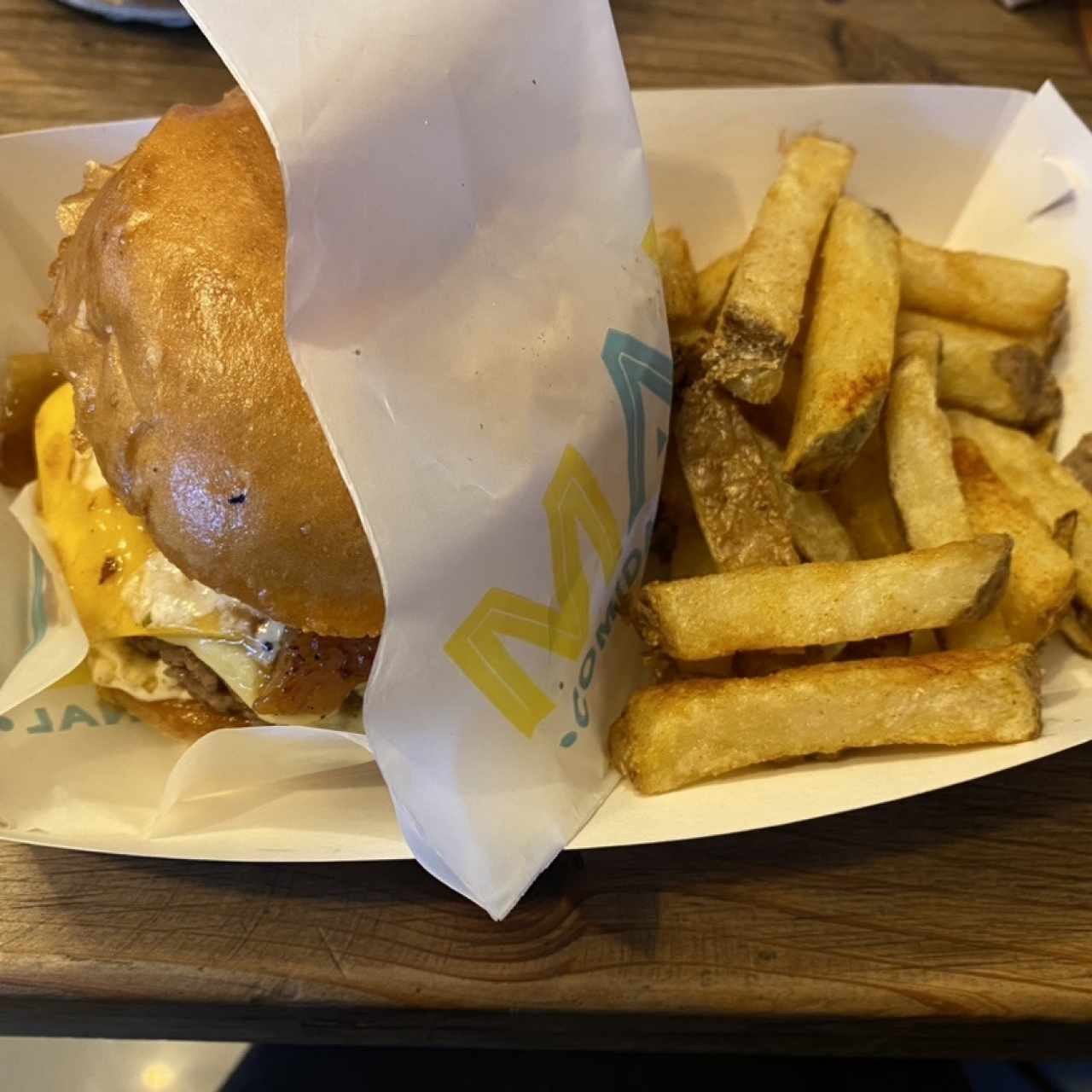Hamburguesa policarpa con papas