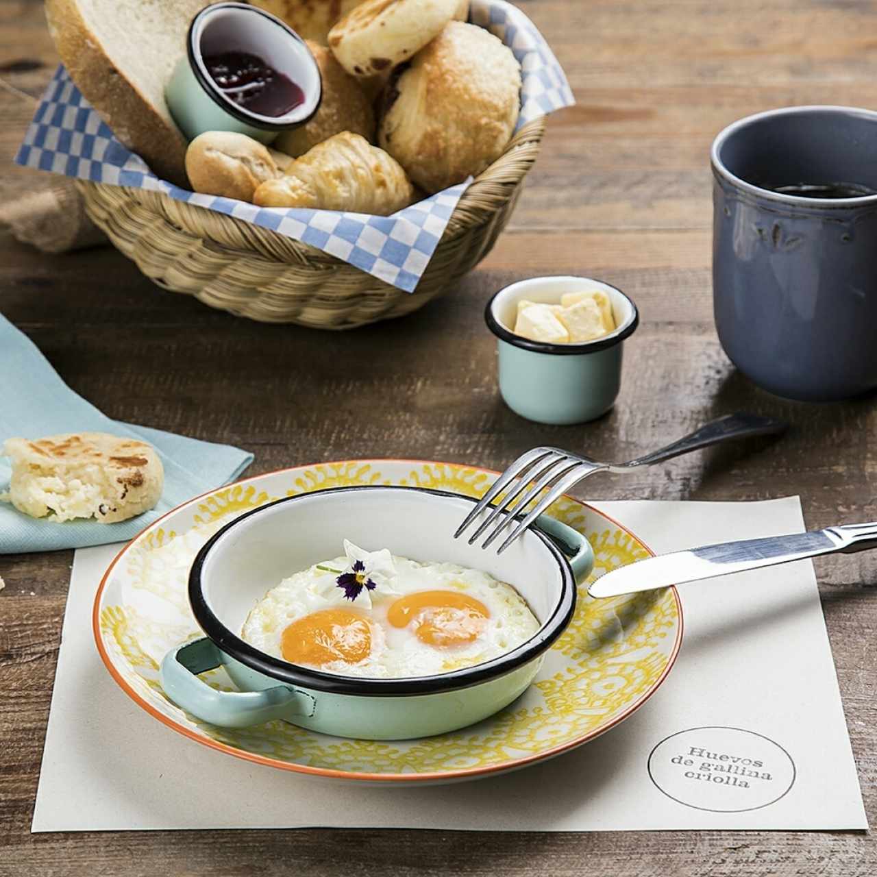 Huevos orgánicos en cacerola