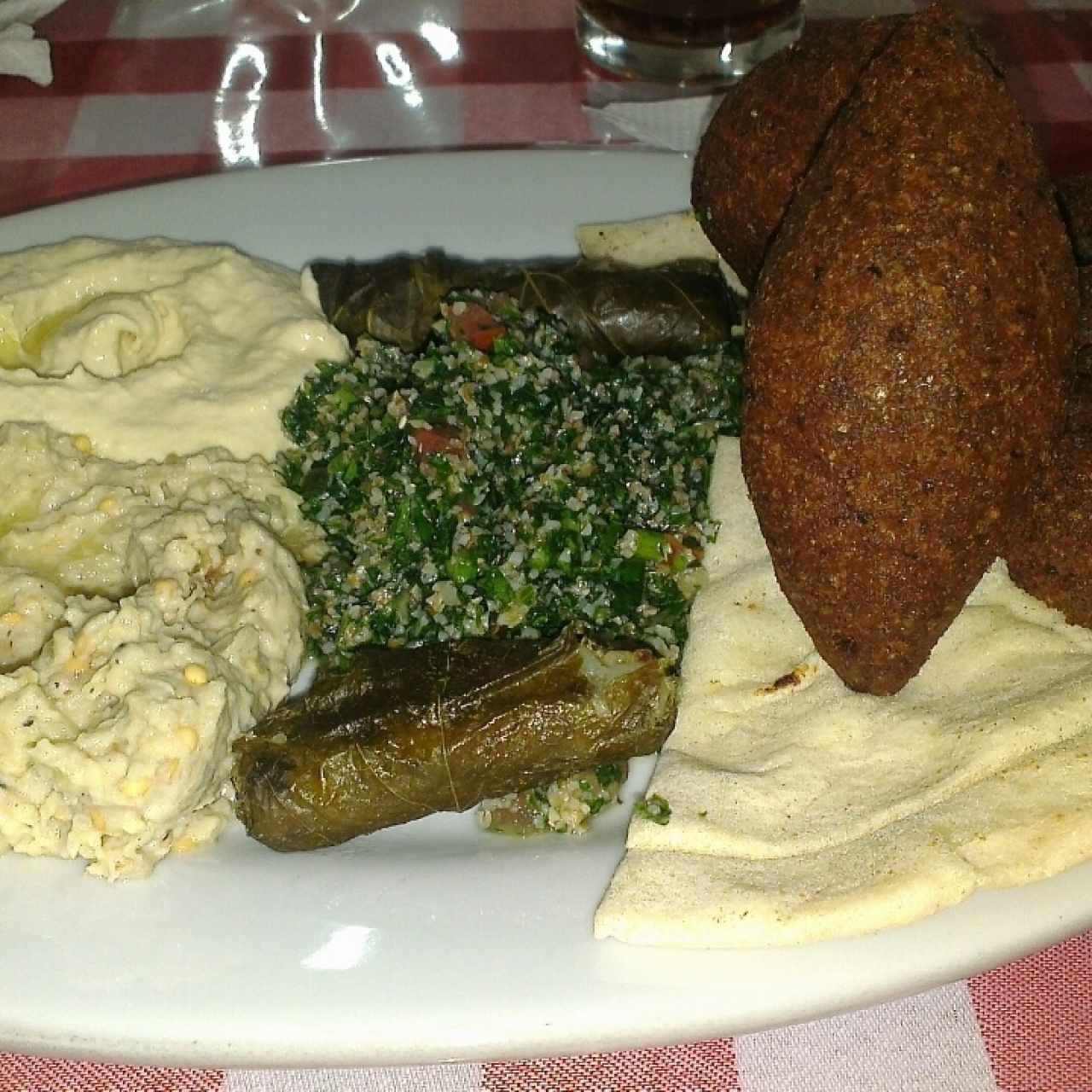 Plato mixto árabe (no había arroz con almendras y me dieron otro kibbe)