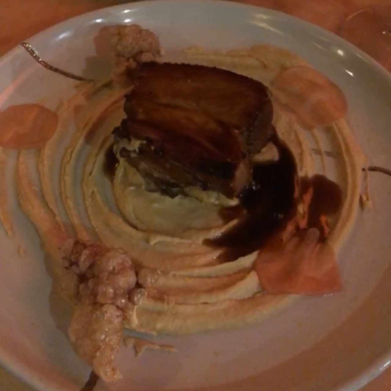 Cerdo, ginger y hummus