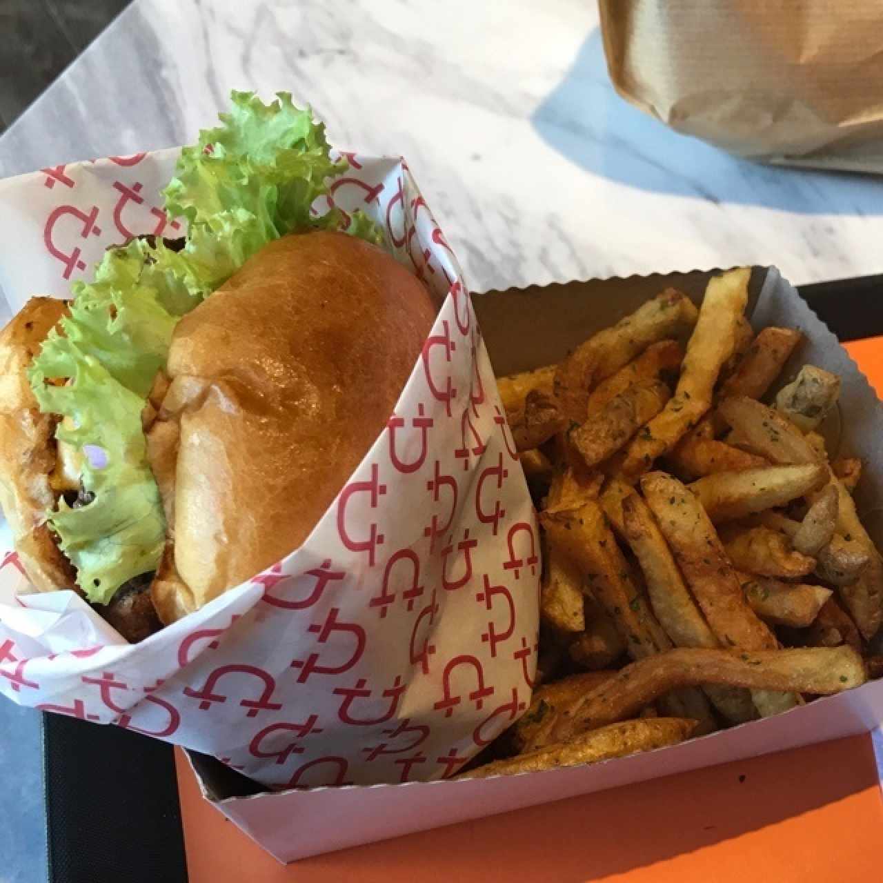 bün sencilla con queso y papas