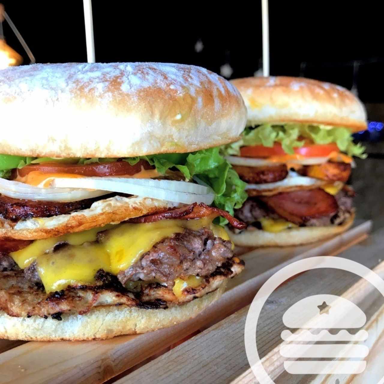 Hamburguesa poderosa, engallada con huevo, maduritos fritos, y tocineta.