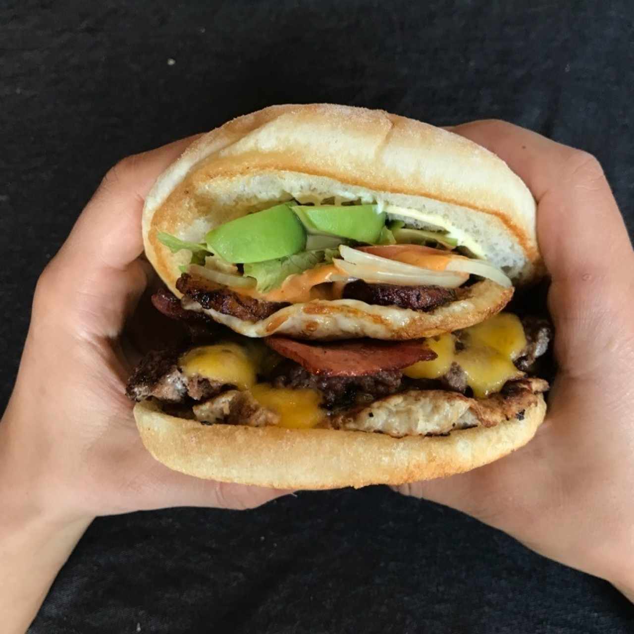 Poderosa engallada con aguacate,huevo, tocineta maduritos fritos