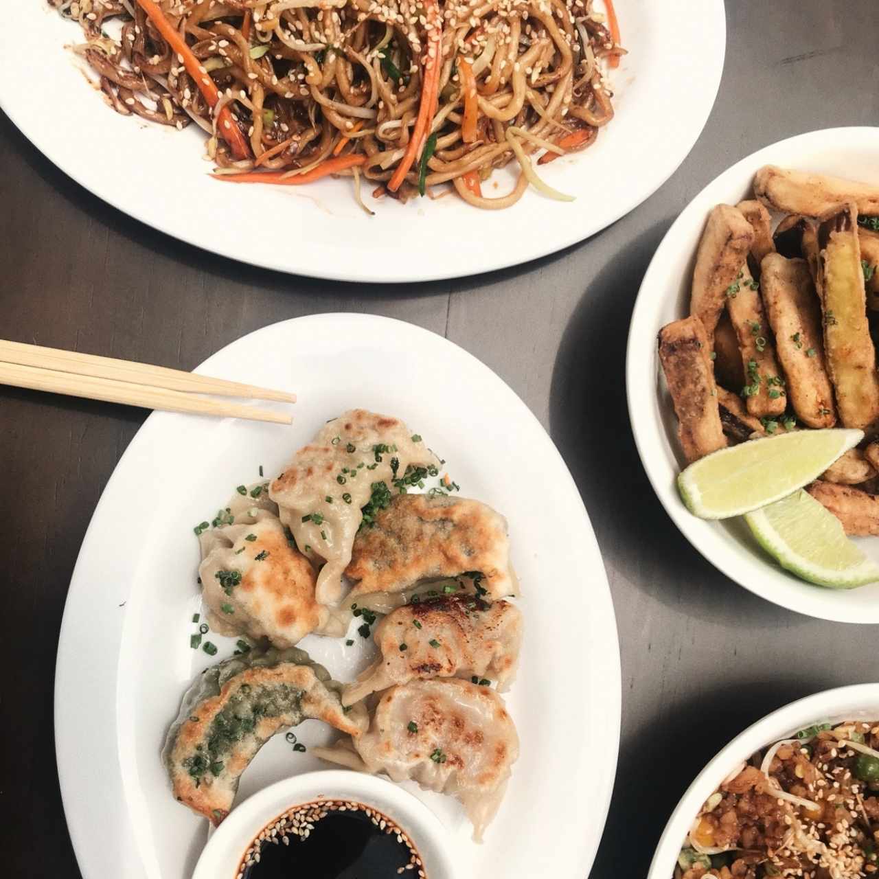 Dumplings mixtos, fideos hechos en casa, berenjenas fritas y arroz 
