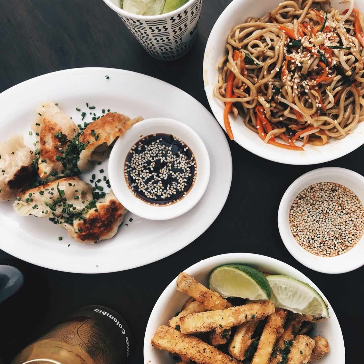 dumplings de cerdo, noodles y bastones de berenjenas