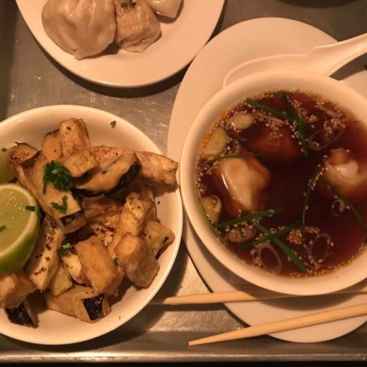 bastones de berenjena, sopa de wontons