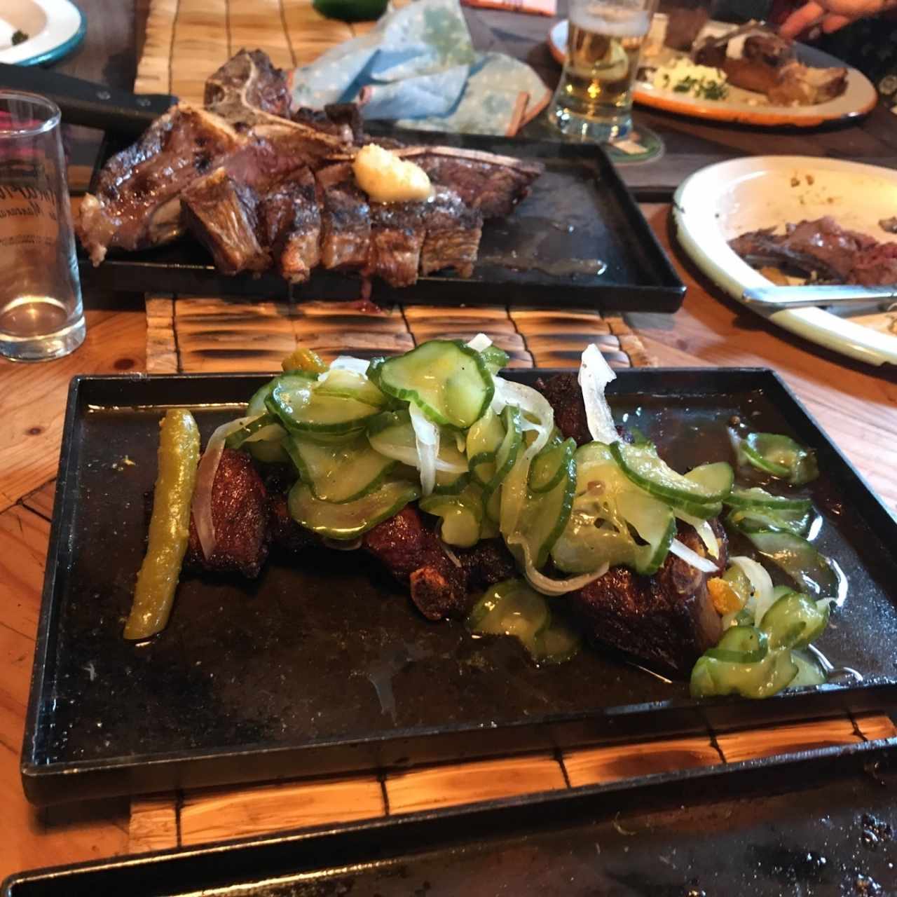 costillas achorizadas y Tbone al fondo