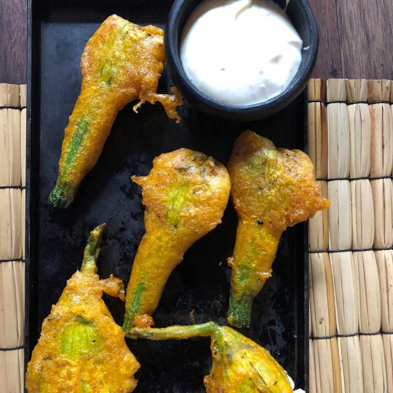 flores de zuccini rellenas de quesonde cabra y aguacate 