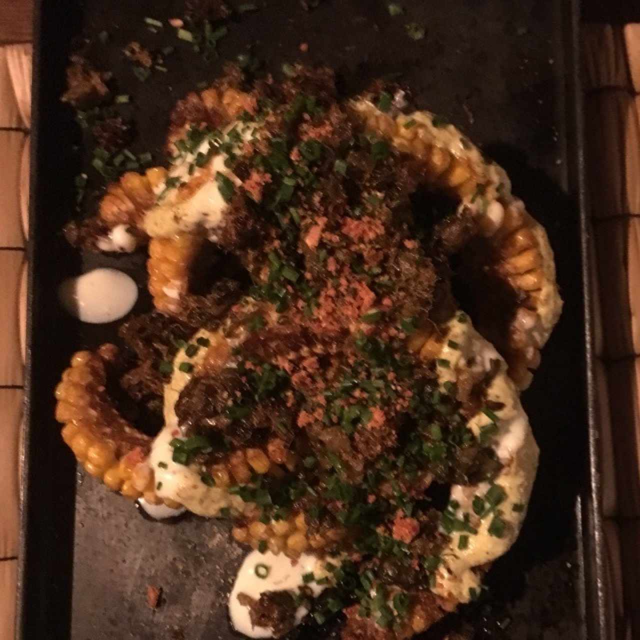 mazorca frita con alioli y alcaparras fritas 