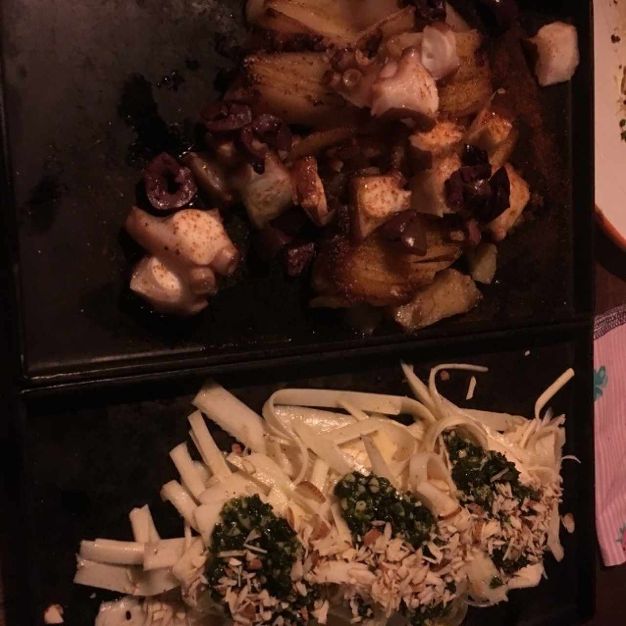 pulpo con papitas y olivas. palmitos afeitados