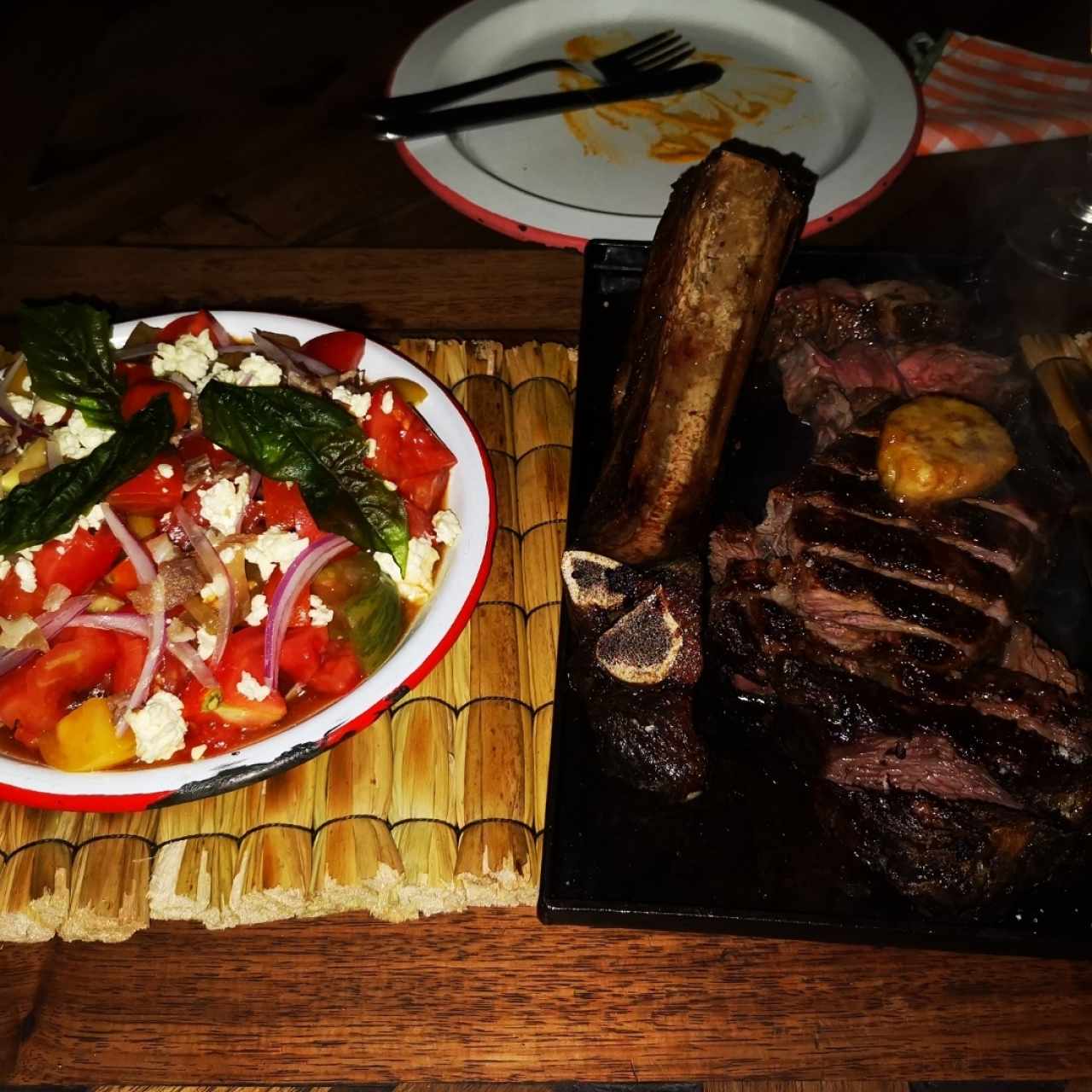 Chuleton de res y ensalada de tomate. 