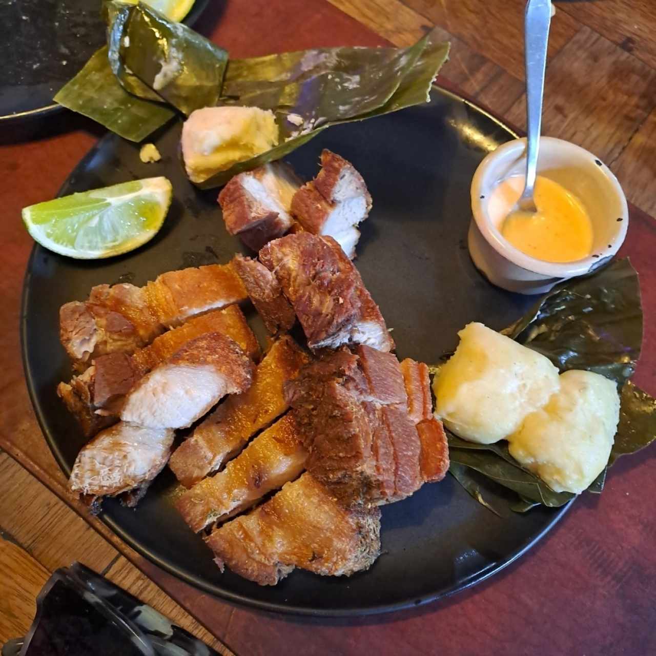 chicharrón acompañado de bollo