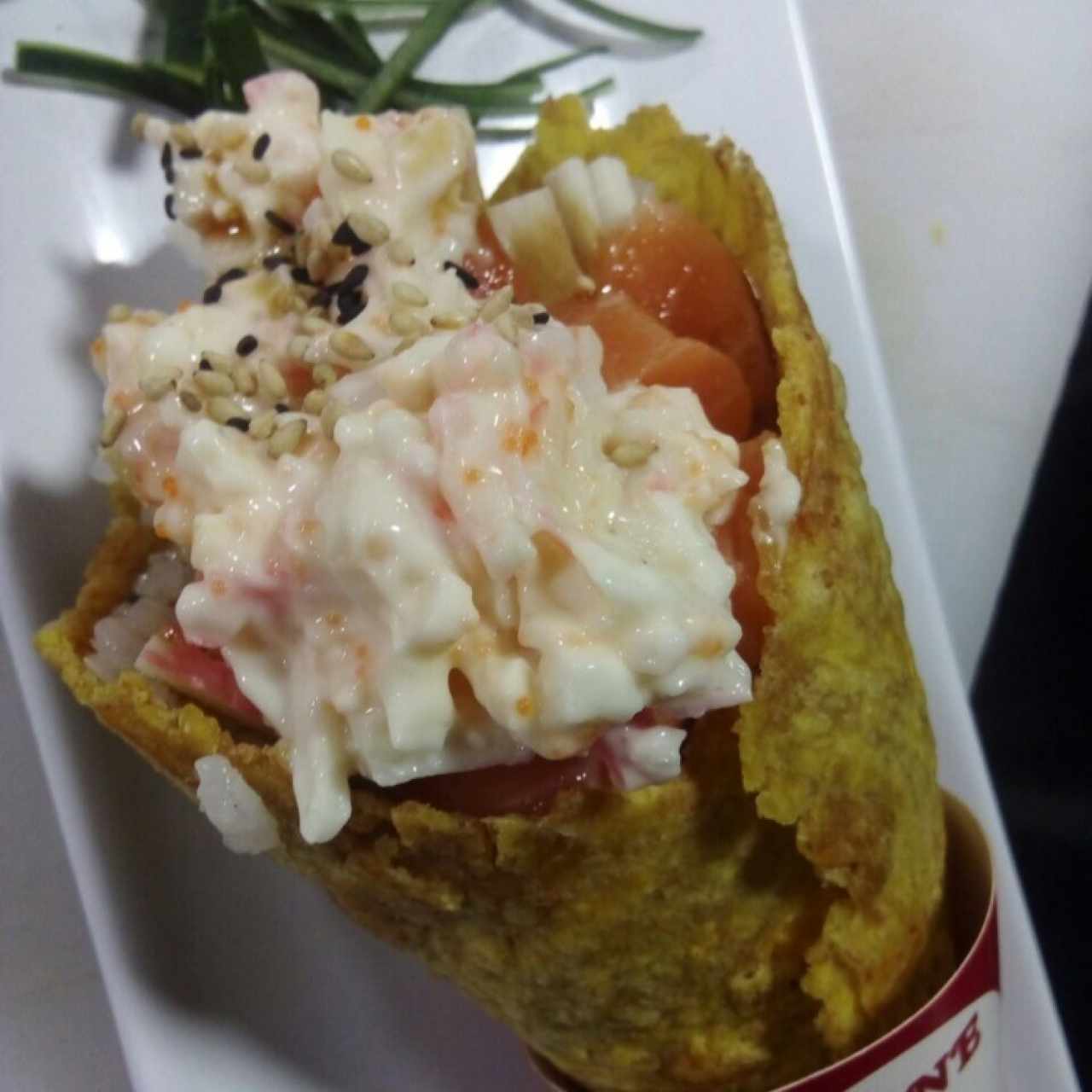 Temaki de la casa servido en patacon 