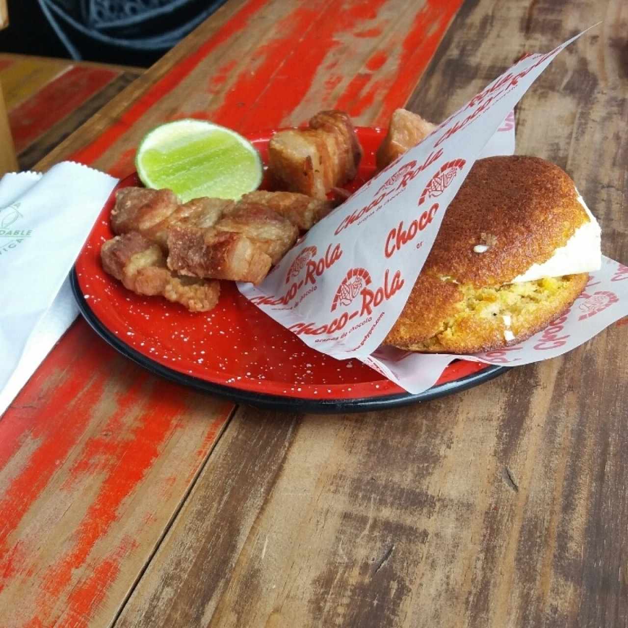 Chicharrón con choco-rola.