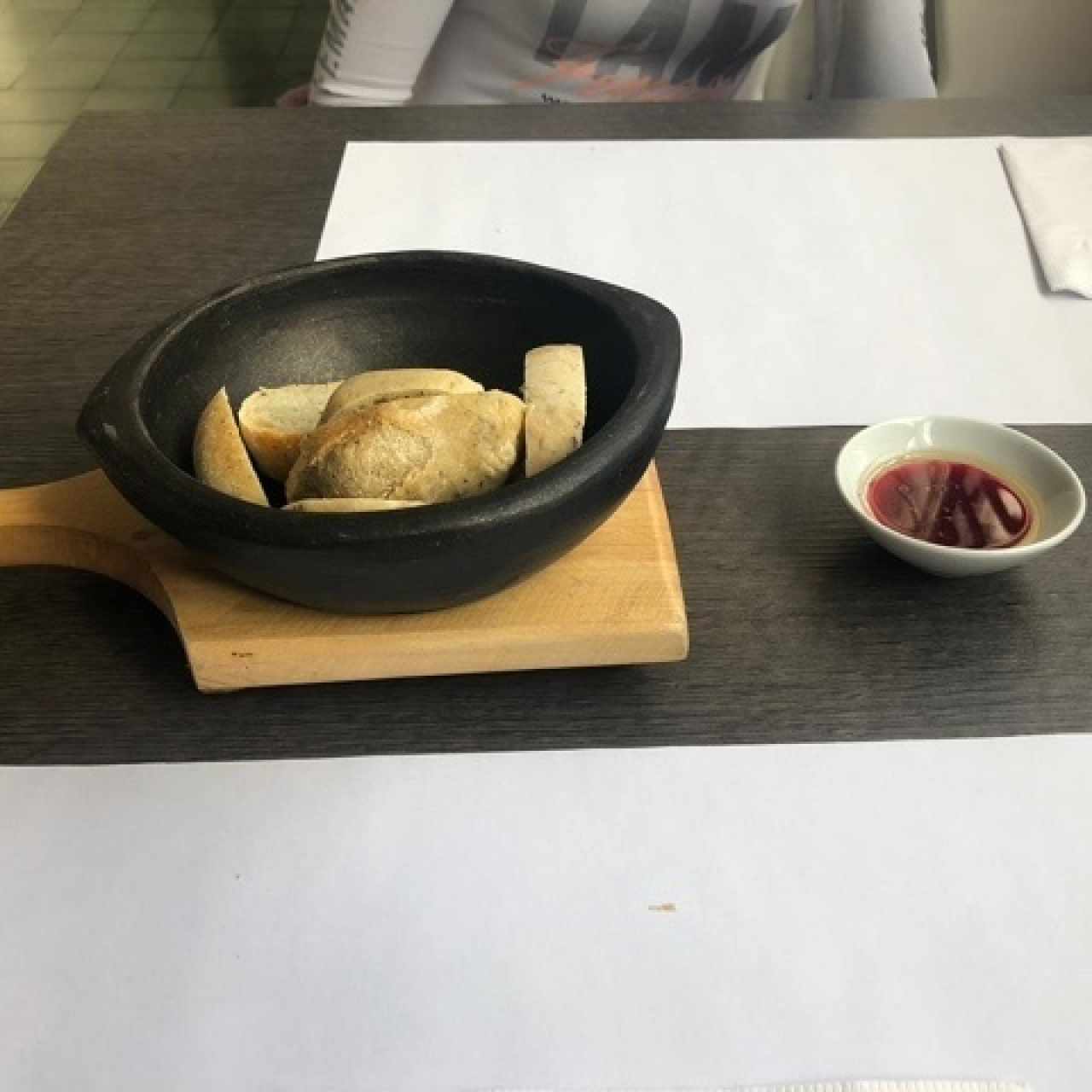 Cortesia de la casa: Pan de hierbas con vinagreta de aceite de albahaca y remolacha.