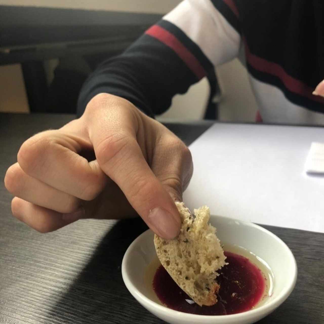 Cortesia de la casa: Pan de hierbas y vinagreta de aceite de albahaca y remolacha.