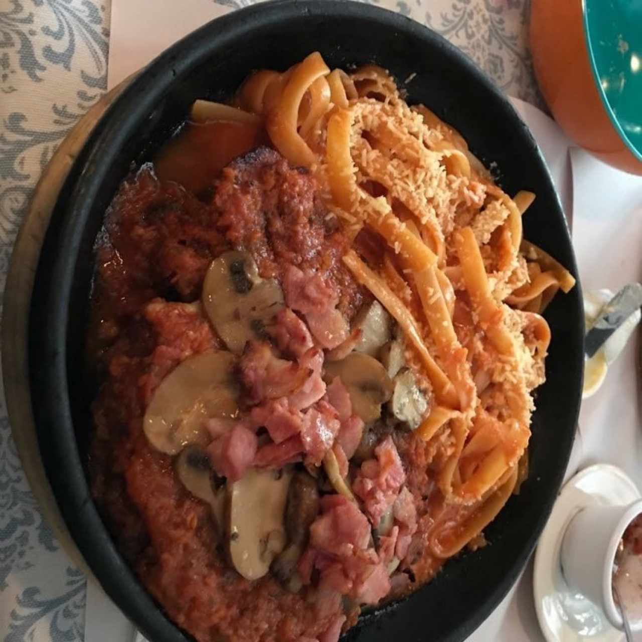 miti miti de fettuccine con vodka y milanesa de pollo boliche
