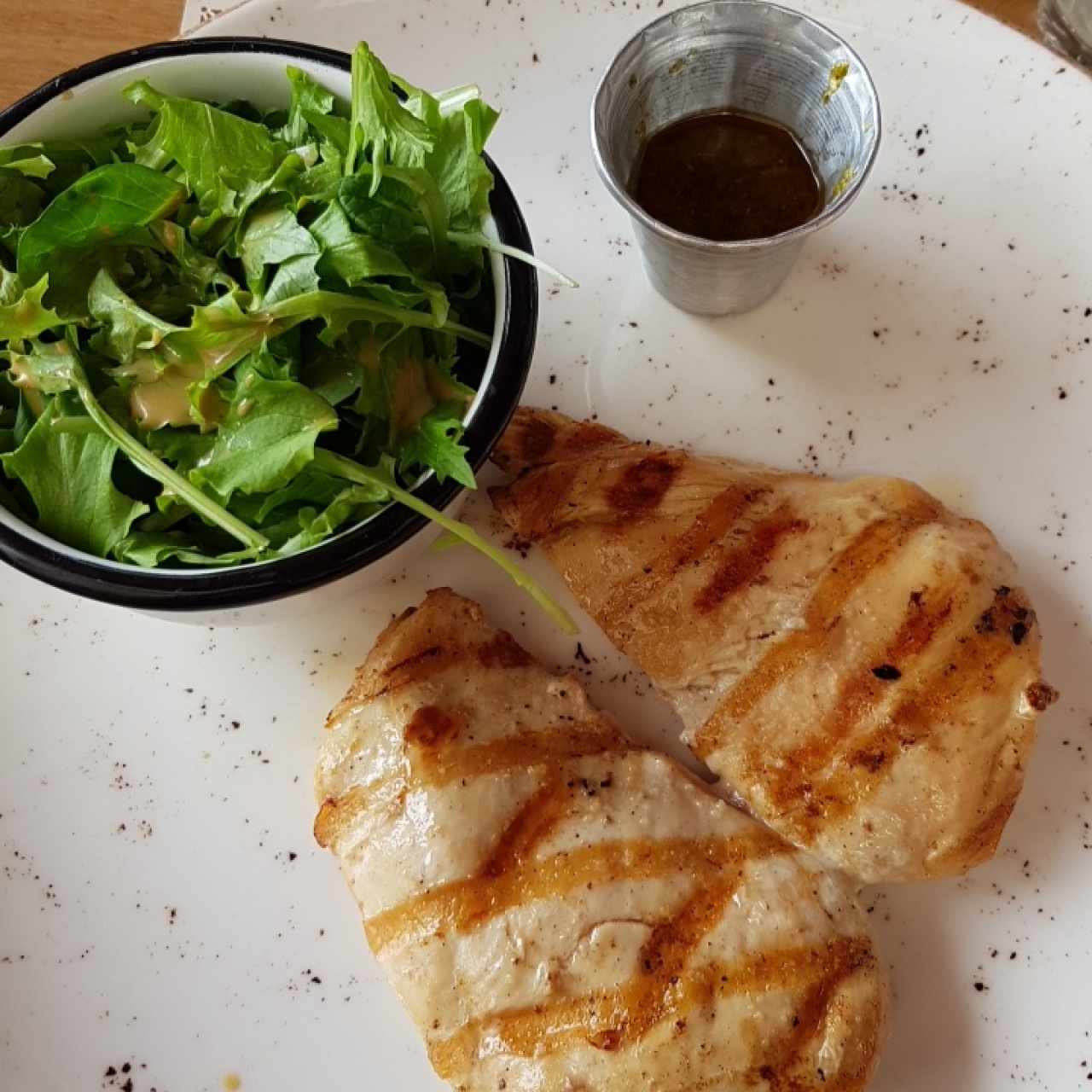 pollo a la parrilla con ensalada