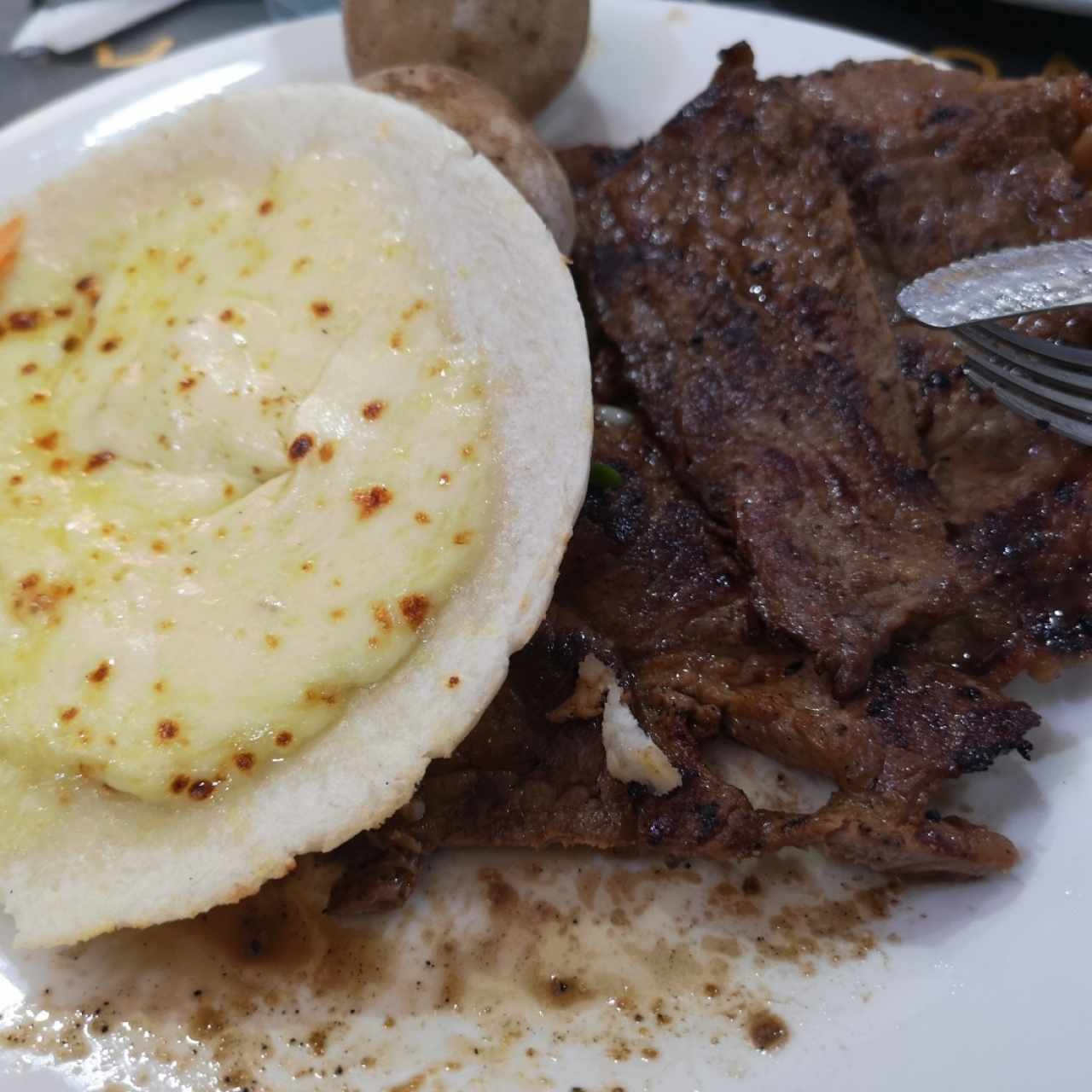 carne con arepa