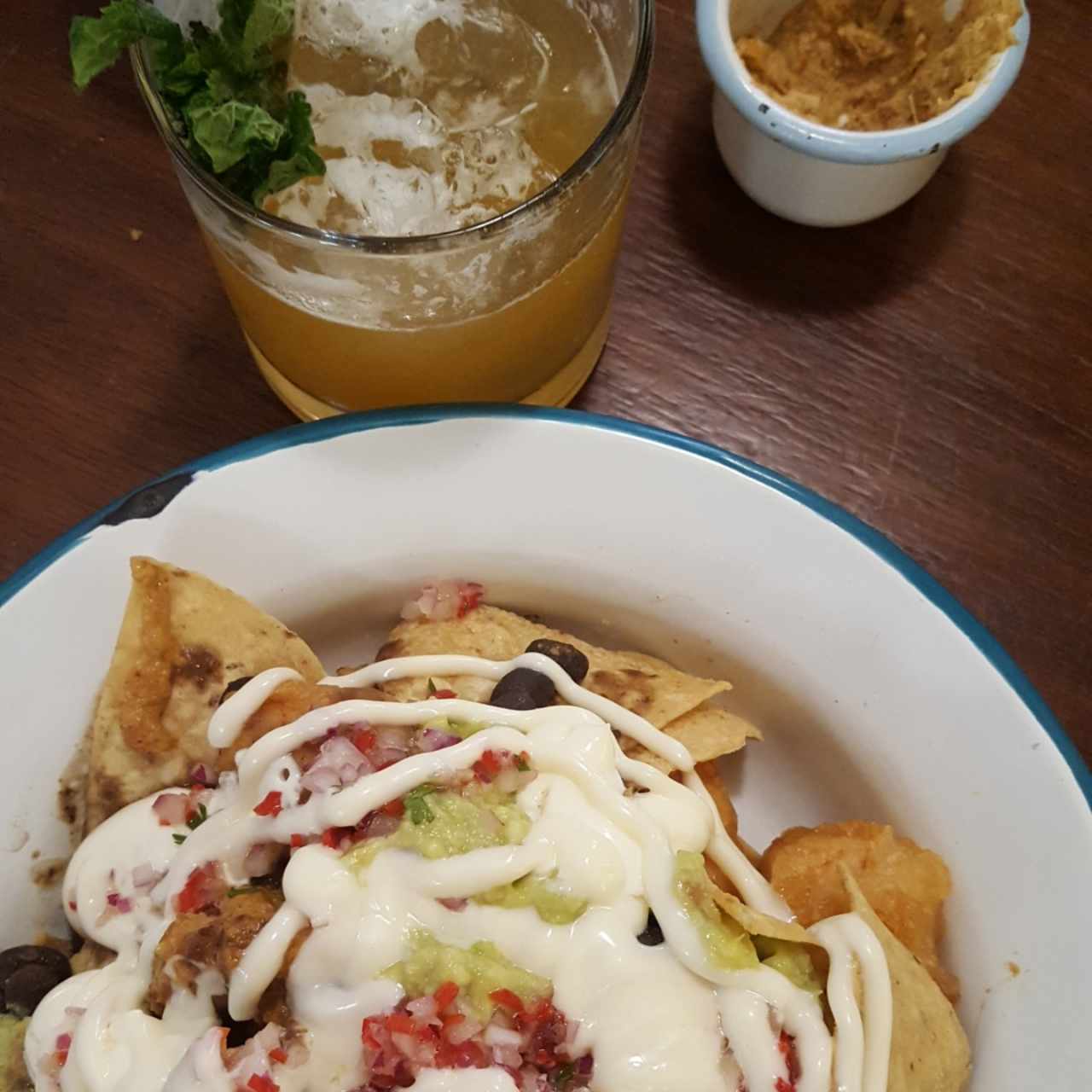 Nachos con pescado y camarón.