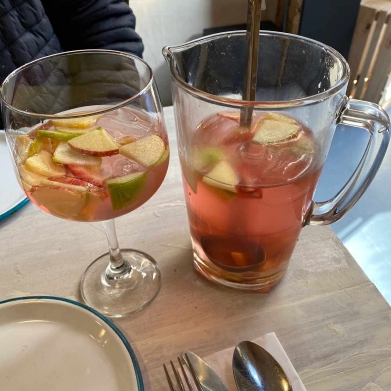 Vino blanco con ron y frutas 